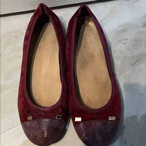 Vionic Burgundy Flats with Bow and Gold Accents